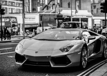 Lamborghini in una via cittadina, fotografia in bianco e nero