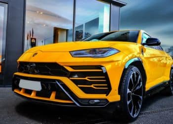 foto di una lamborghini urus